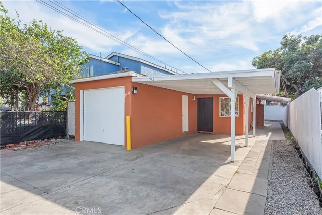 a view of a house with a backyard