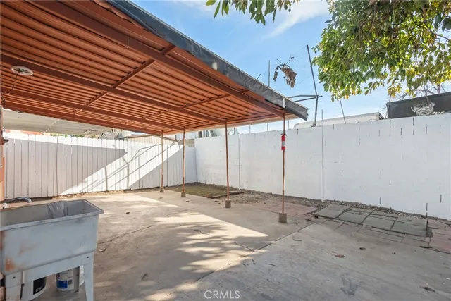 a picture of a black and white photo