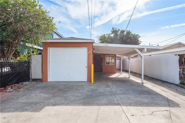 a view of a house with a backyard