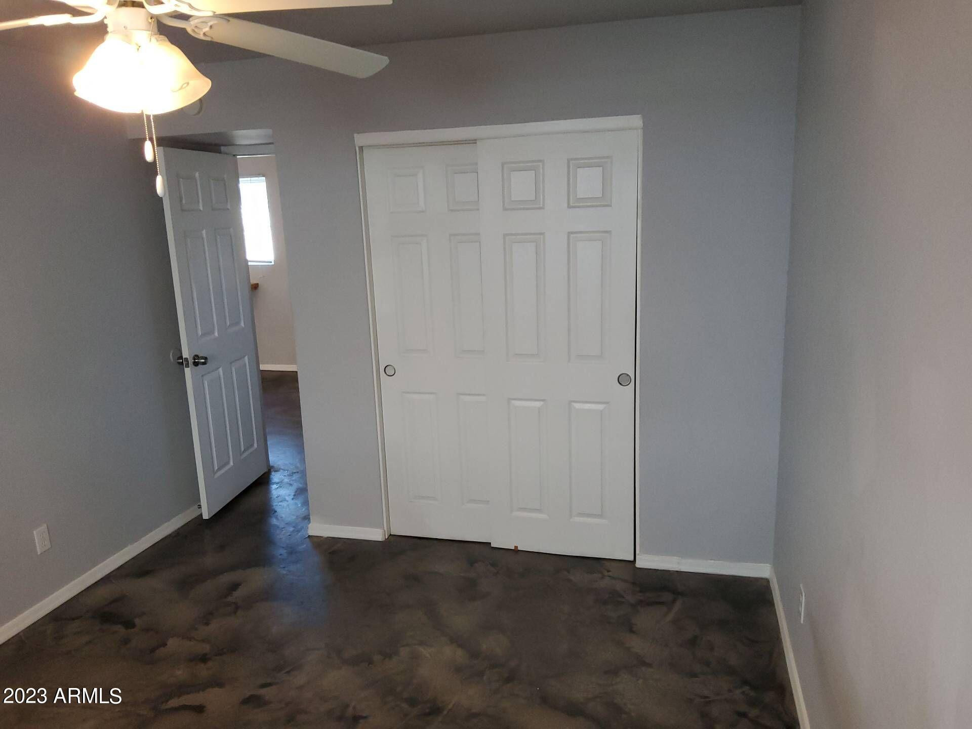 3427 North 12th Place, Unit 1 Phoenix, AZ 85014 - Photo 5 of 7 an empty room with a mirror