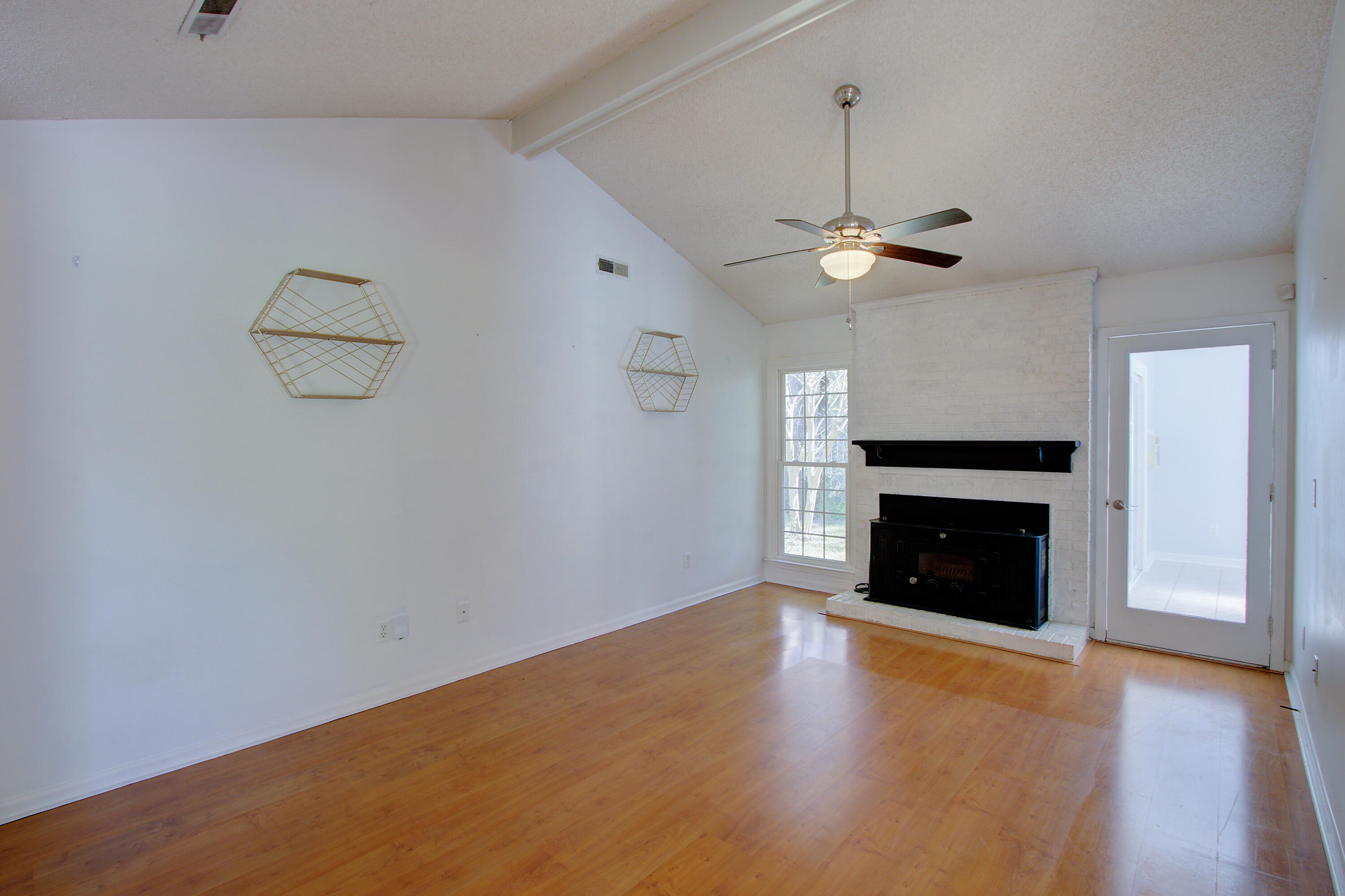 124 Hamlet Road Summerville, SC 29485 - Photo 8 of 28 09282026--044