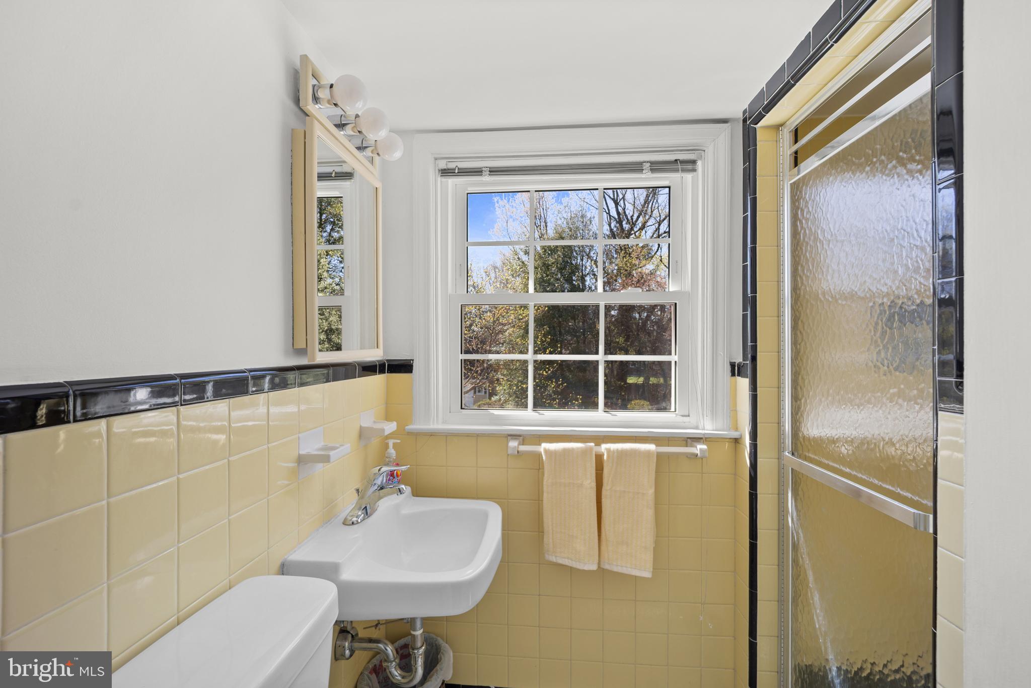 428 Kent Road Springfield, PA 19064 - Photo 23 of 33 2nd floor bathroom