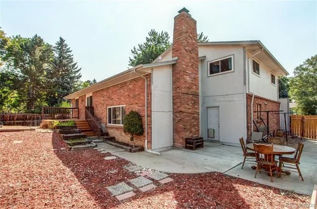 a view of a house with backyard and porch