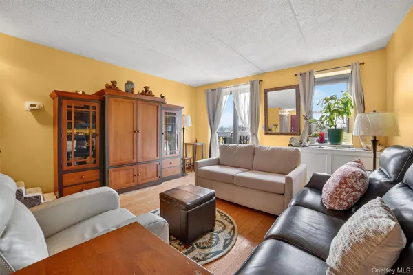 $550,000 | 1376 Midland Avenue, Unit 810, Bronxville, NY 10708