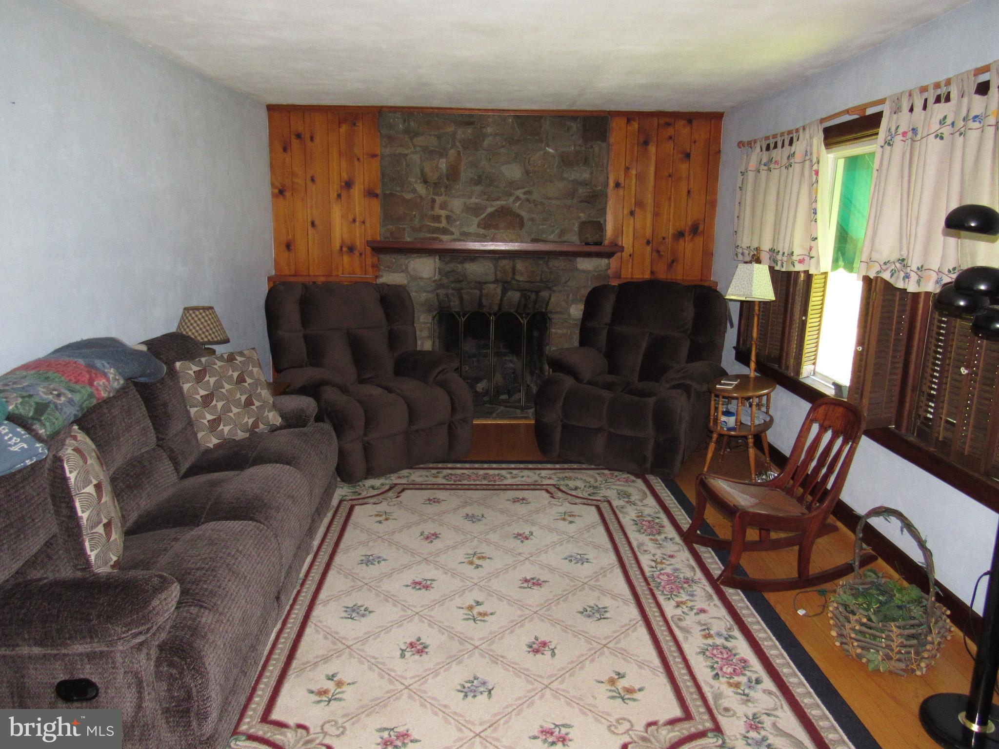 13206 Edgemont Road Smithsburg, MD 21783 - Photo 8 of 29 Living Room