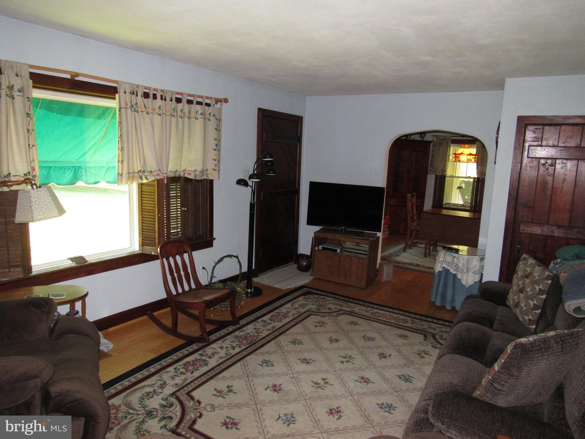 13206 Edgemont Road Smithsburg, MD 21783 - Photo 9 of 29 Living Room