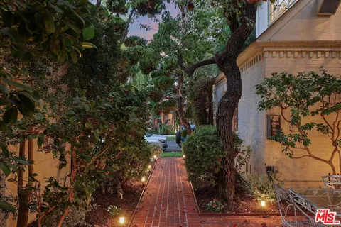 a view of a yard in front of the house