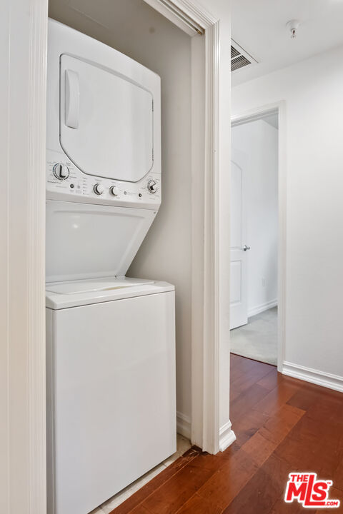 629 Traction Avenue, Unit 507 Los Angeles, CA 90013 - Photo 22 of 52 a utility room with dryer and washer