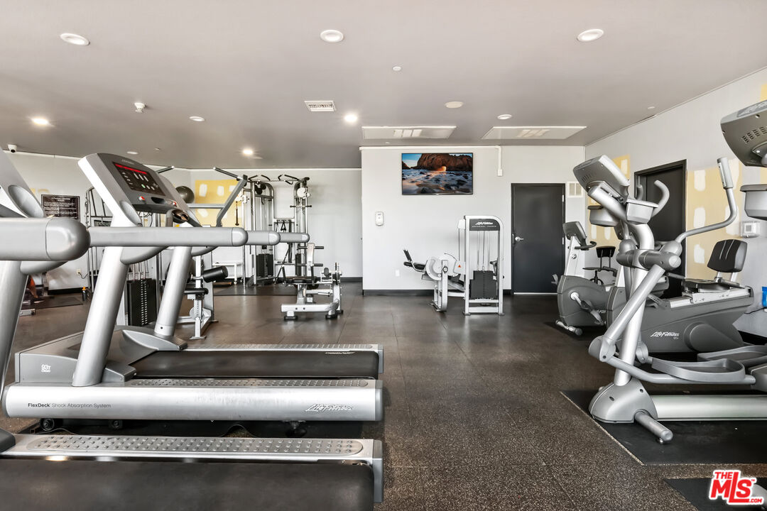 629 Traction Avenue, Unit 507 Los Angeles, CA 90013 - Photo 35 of 52 a view of a room with gym equipment