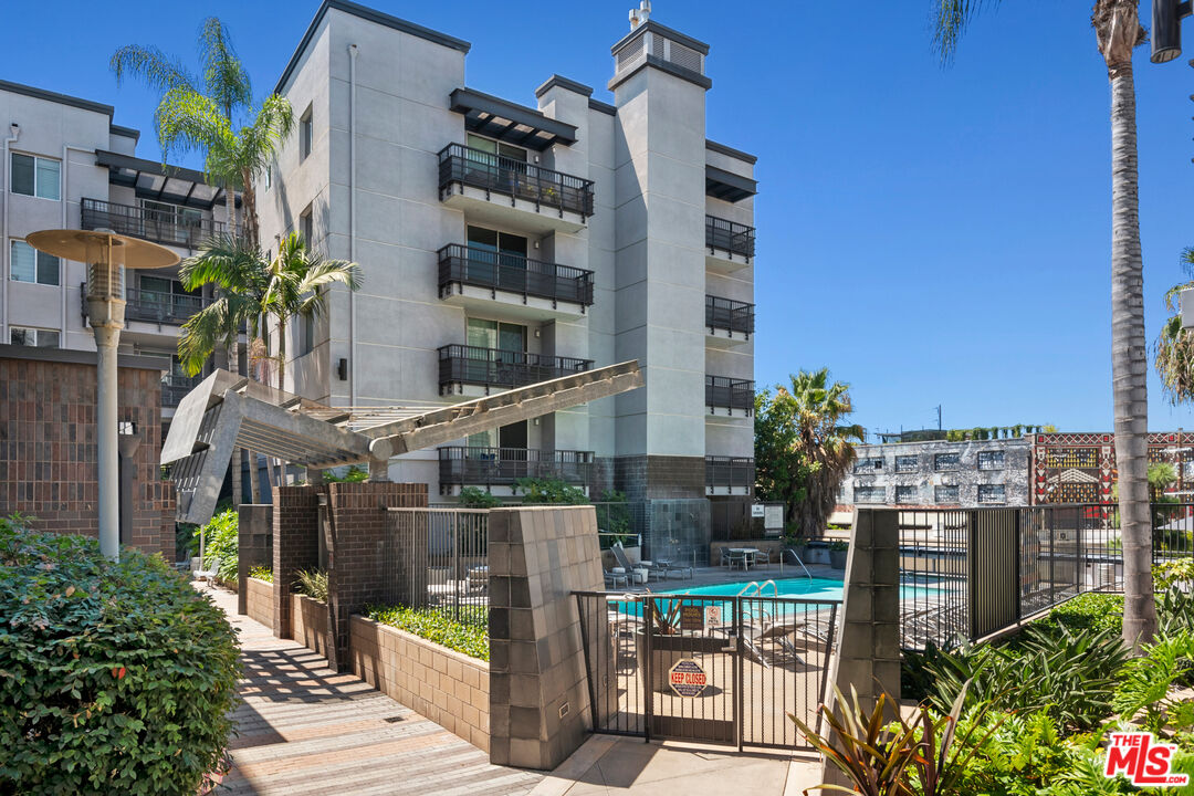 629 Traction Avenue, Unit 507 Los Angeles, CA 90013 - Photo 36 of 52 a view of balcony with outdoor seating and plants