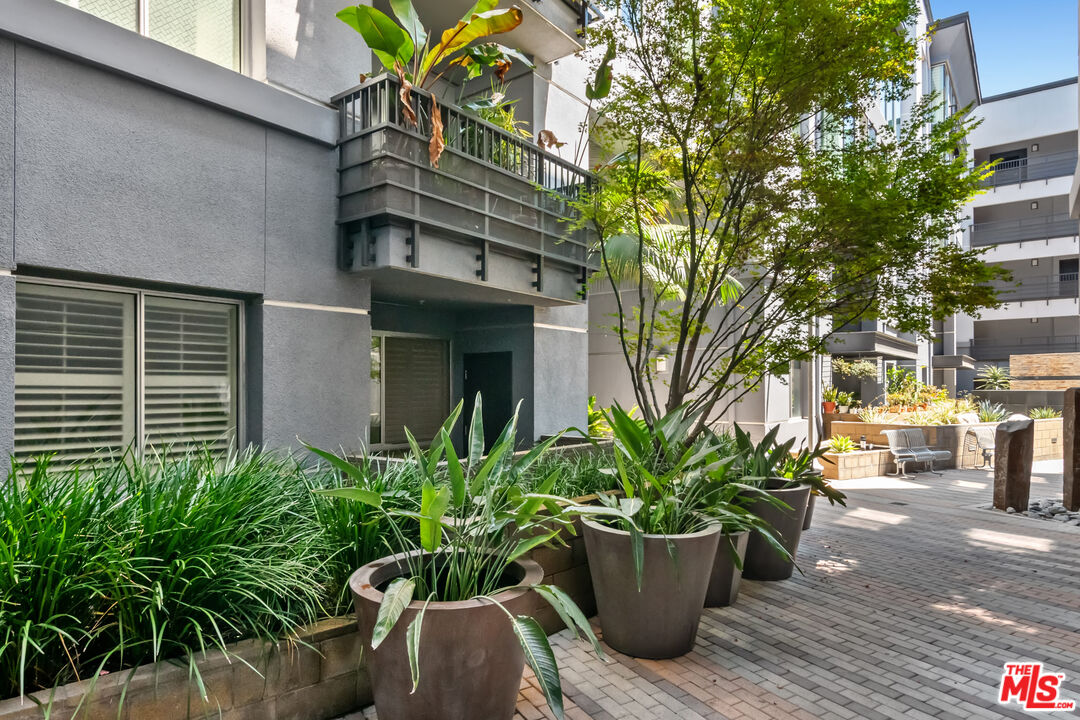 629 Traction Avenue, Unit 507 Los Angeles, CA 90013 - Photo 37 of 52 a view of a house with a potted plant and a bench