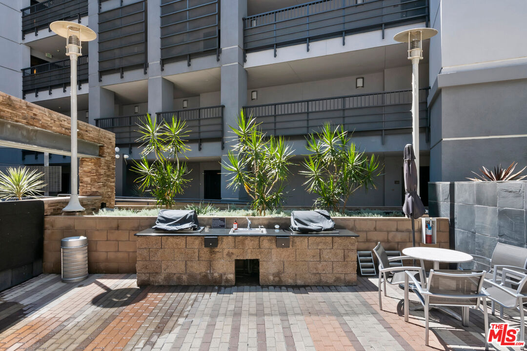 629 Traction Avenue, Unit 507 Los Angeles, CA 90013 - Photo 42 of 52 a view of a chairs and table in a patio