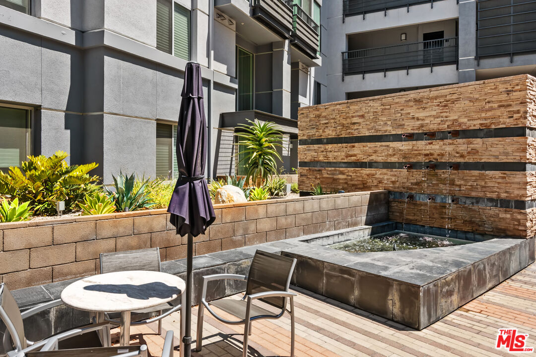 629 Traction Avenue, Unit 507 Los Angeles, CA 90013 - Photo 43 of 52 a table and chairs sitting in front of a building