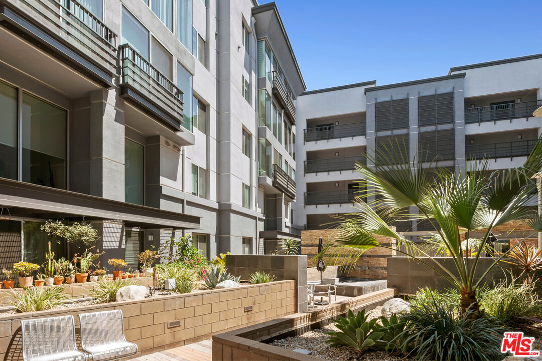 629 Traction Avenue, Unit 507 Los Angeles, CA 90013 - Photo 44 of 52 a front view of a multi story building