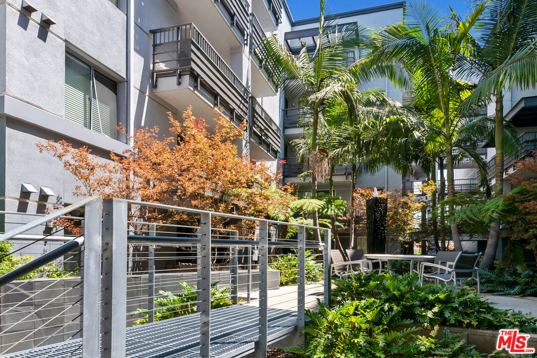 629 Traction Avenue, Unit 507 Los Angeles, CA 90013 - Photo 46 of 52 a backyard of a building with potted plants
