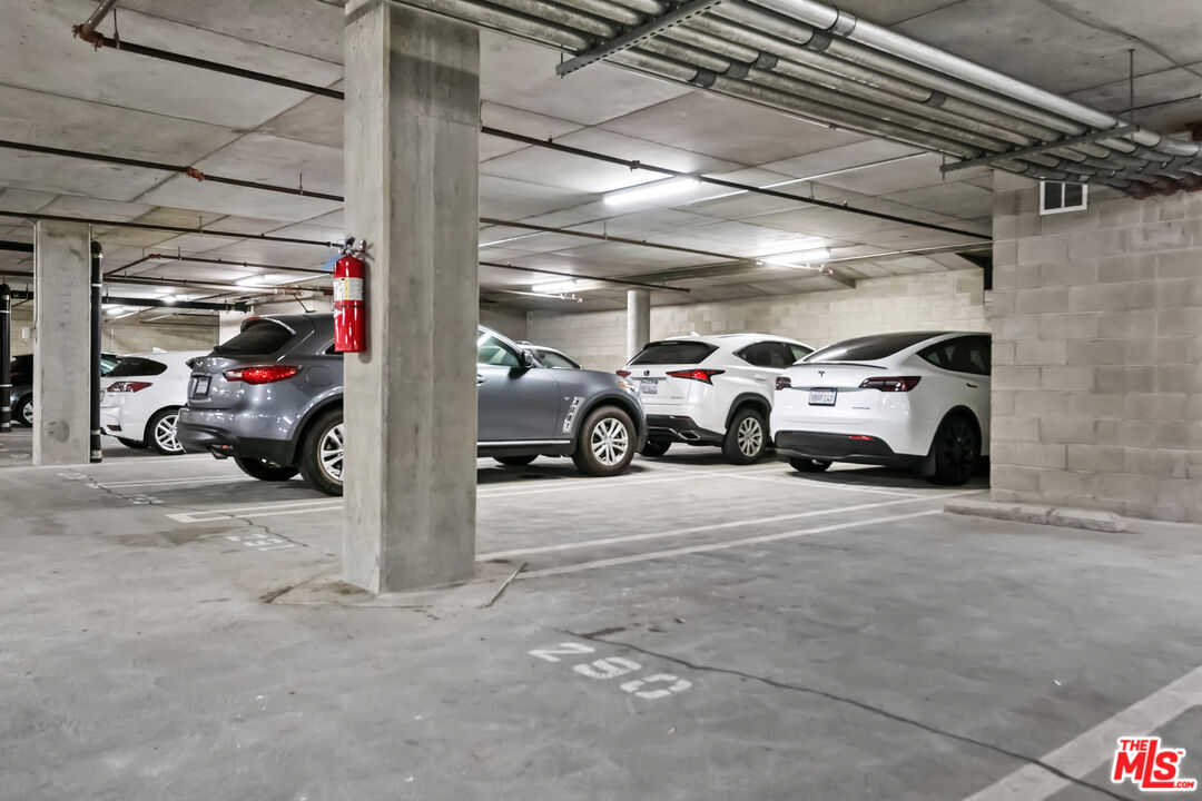 629 Traction Avenue, Unit 507 Los Angeles, CA 90013 - Photo 48 of 52 a view of parking area
