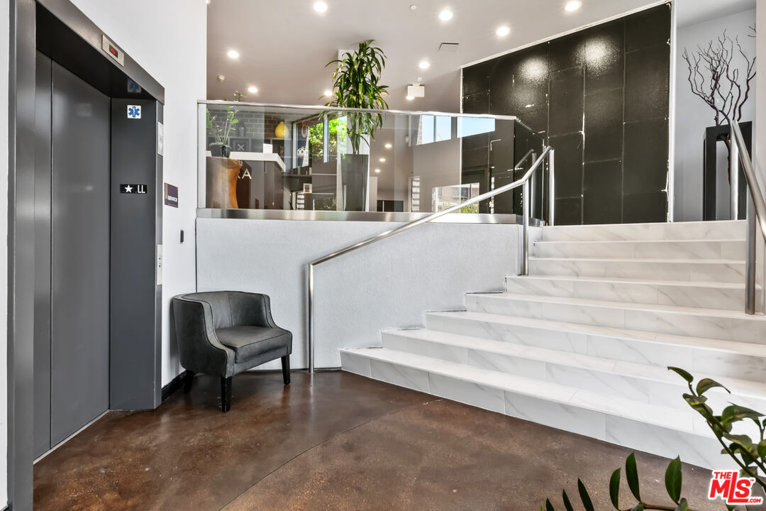 629 Traction Avenue, Unit 507 Los Angeles, CA 90013 - Photo 5 of 52 a spacious bathroom with a sink and a mirror