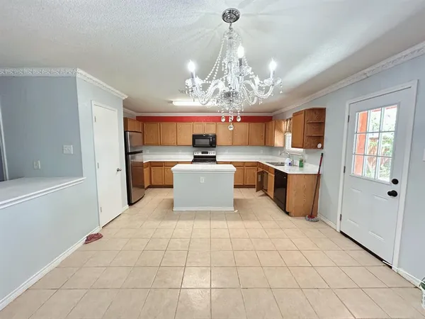 $2,800 | 8008 Hidden Oaks Drive, Fort Worth, TX 76120