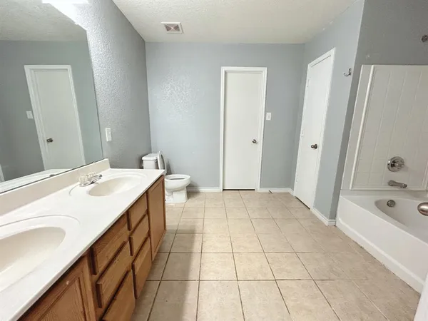 $2,800 | 8008 Hidden Oaks Drive, Fort Worth, TX 76120