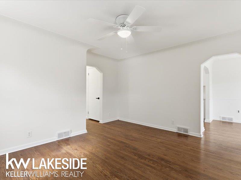 21837 Rausch Avenue Eastpointe, MI 48021 - Photo 6 of 33 50201381-464aa7b3-cfdb-4ac7-ac5b-dcda07d2fd75.JPG