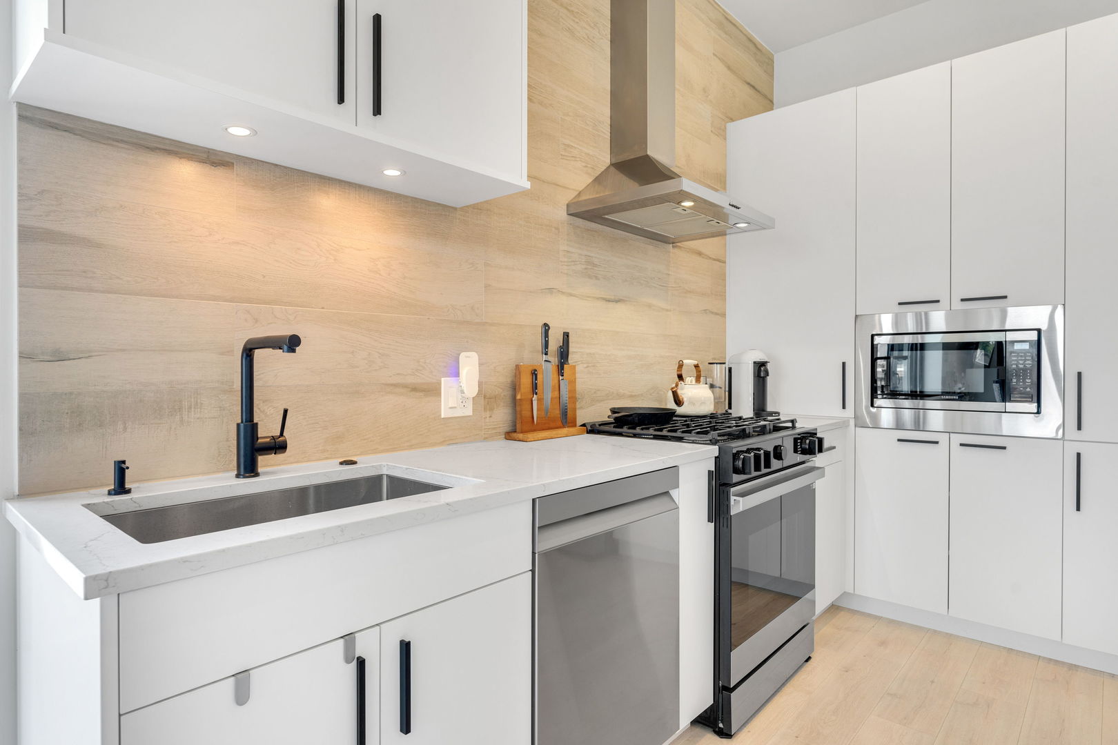 2135 West Cermak Road, Unit 4NPH Chicago, IL 60608 - Photo 4 of 28