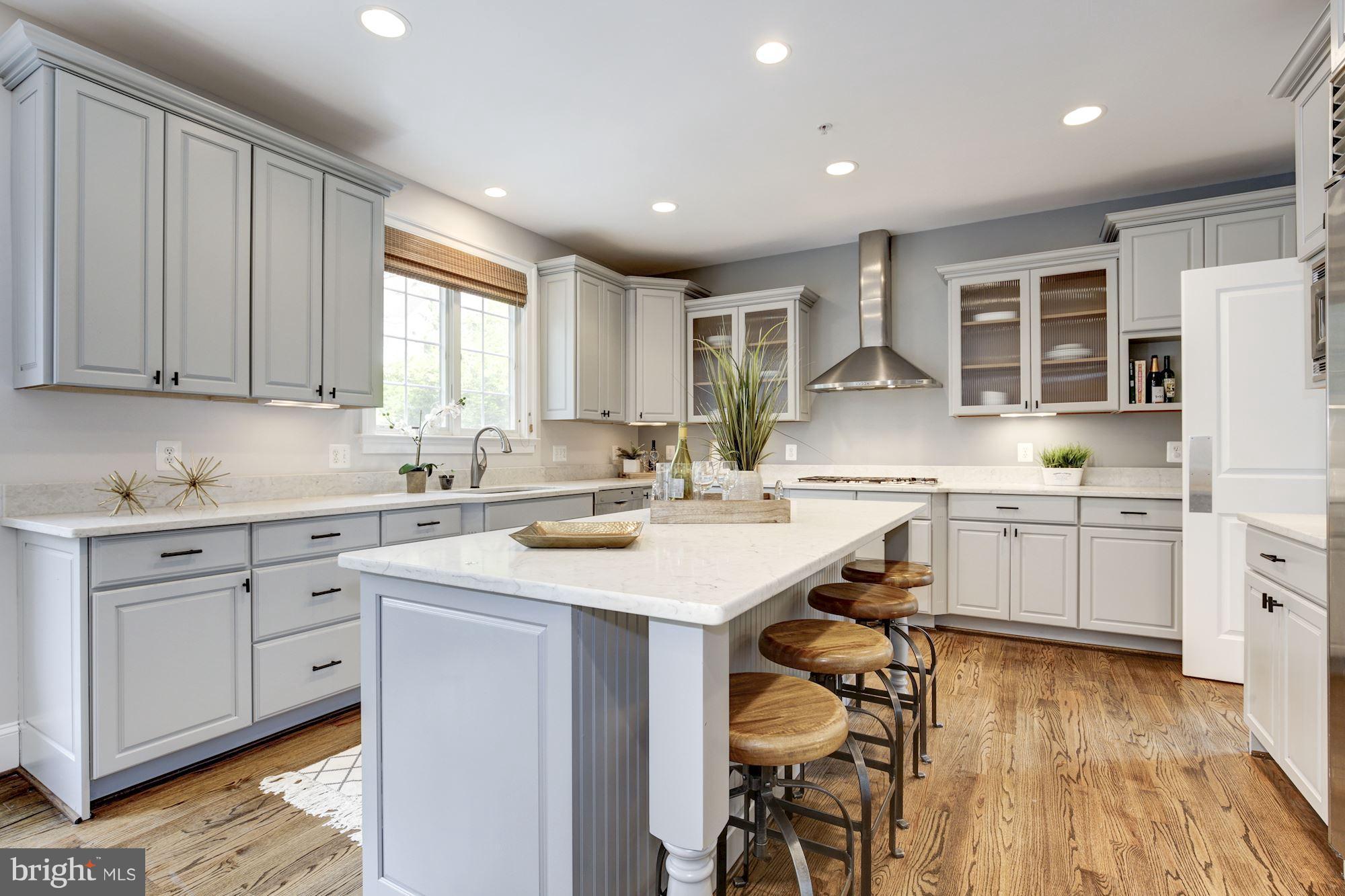 4616 Maple Avenue Bethesda, MD 20814 - Photo 4 of 30 Spacious eat-in kitchen