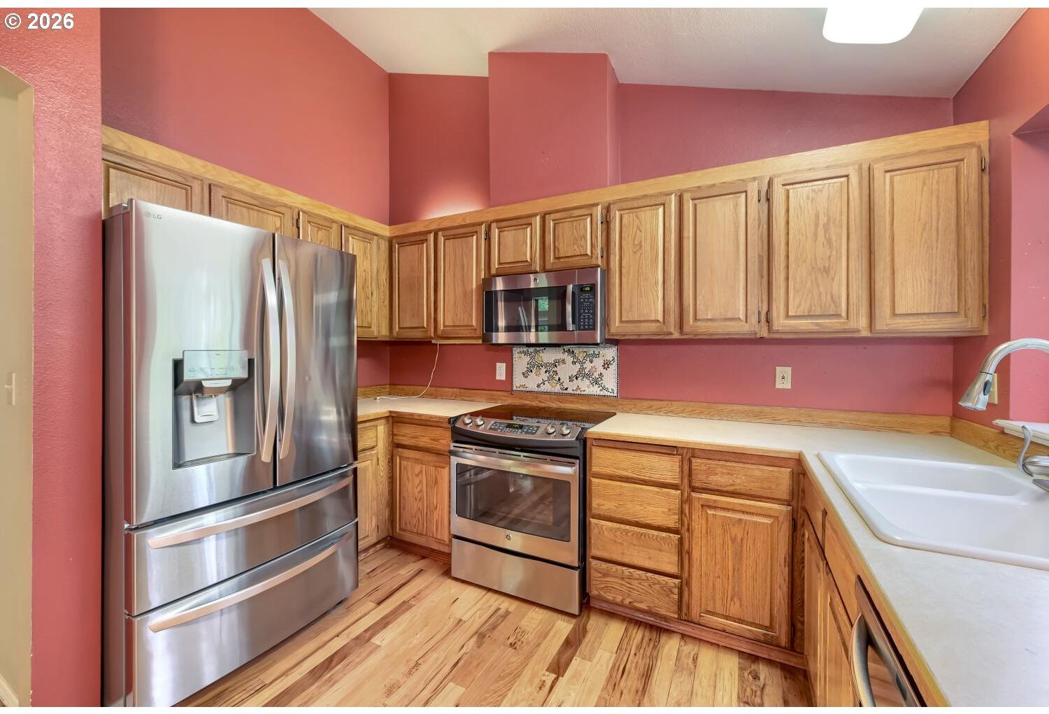 32552 Southwest Riviera Lane Wilsonville, OR 97070 - Photo 10 of 23 Kitchen