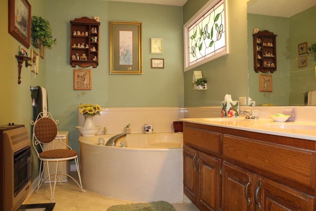 954 New Hope Road Ripley, TN 38063 - Photo 16 of 35 a bathroom with a tub a sink and a mirror