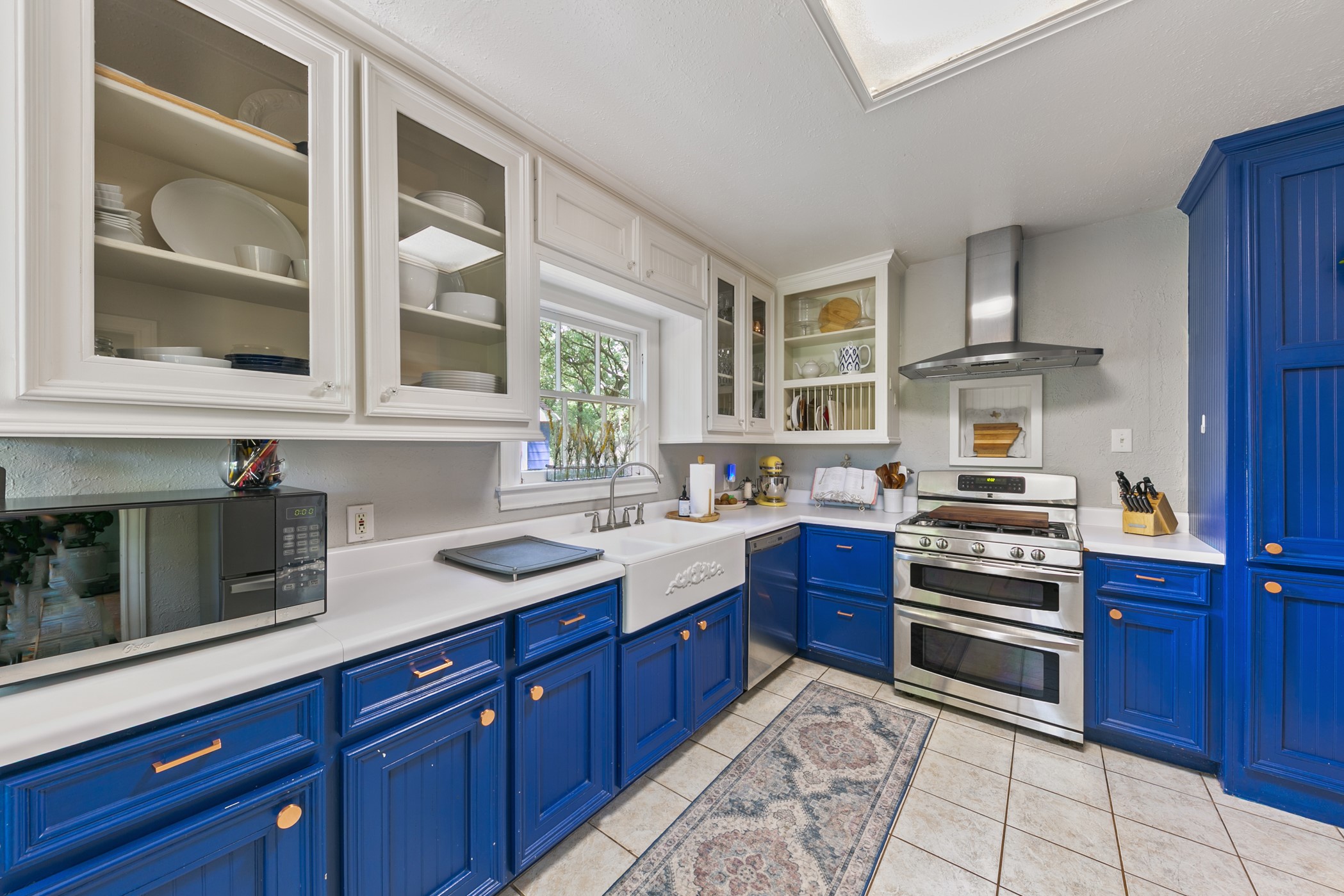 503 West 33rd Street Houston, TX 77018 - Photo 13 of 34 Charming and spacious kitchen with glass front cabinets, ample natural light, and large farmhouse style sink.