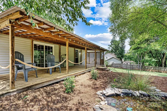 a view of a house with backyard