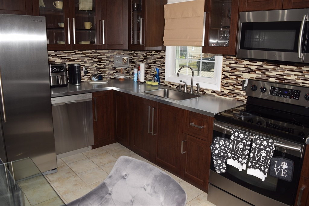 43 Barton Street Springfield, MA 01104 - Photo 8 of 25