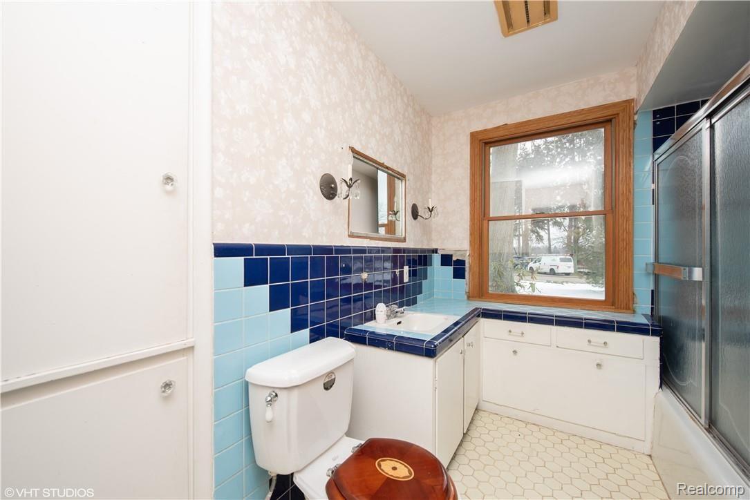 6876 Meadowlake Road Bloomfield Hills, MI 48301 - Photo 14 of 24 14_6876MEADOWLAKERD_2014_HiRes.jpg