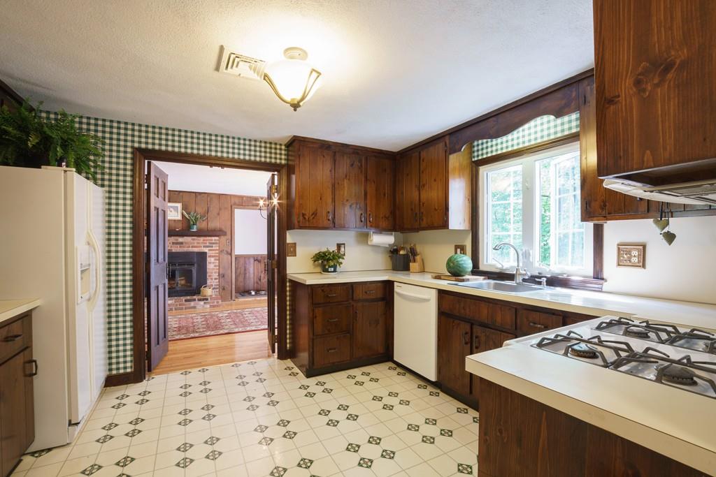 13 Deerfield Road Medway, MA 02053 - Photo 7 of 28