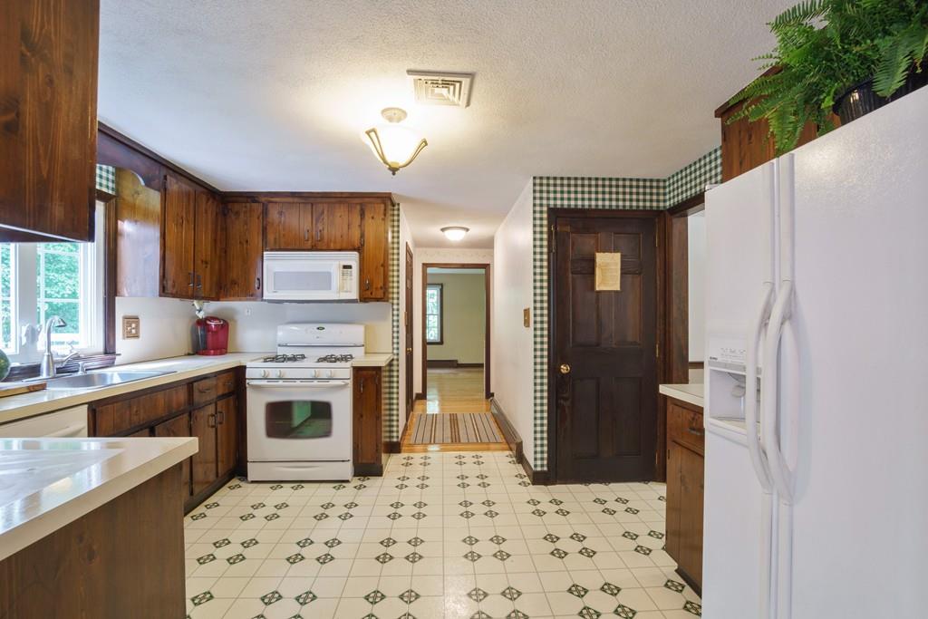 13 Deerfield Road Medway, MA 02053 - Photo 8 of 28