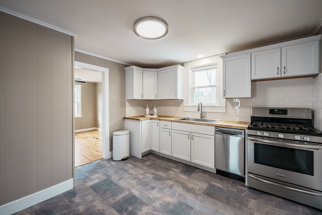 194 Holyoke Road Westfield, MA 01085 - Photo 5 of 34 Gallery Image 5