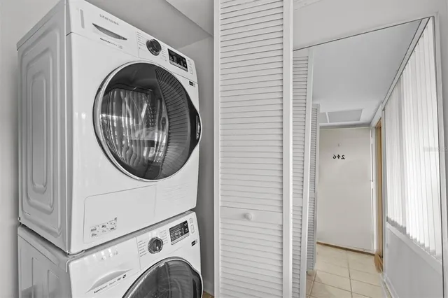 a view of entryway with washer and dryer
