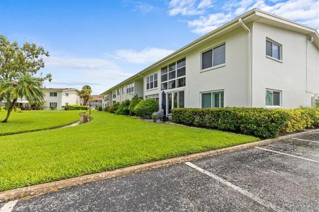 a view of a house with backyard and garden