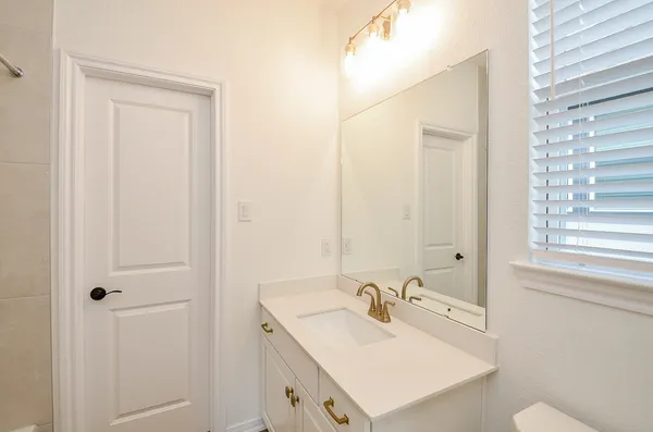 $1,975 | 130 East Coralburst Loop, Montgomery, TX 77316