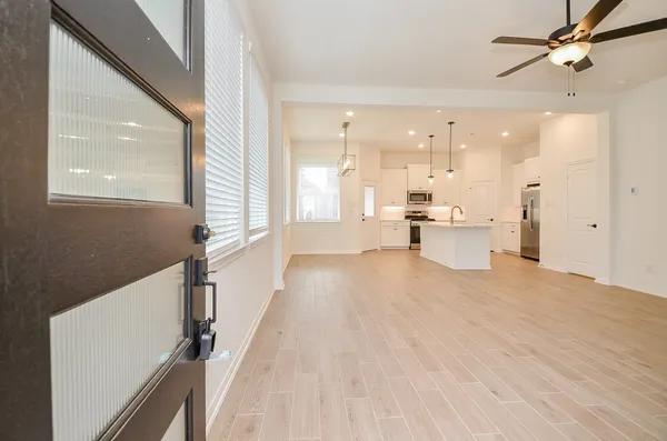 $1,975 | 130 East Coralburst Loop, Montgomery, TX 77316