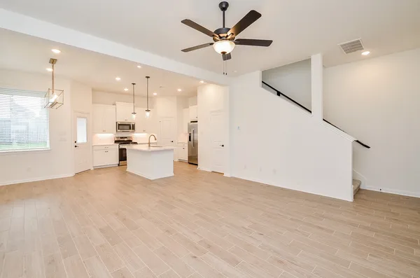 $1,975 | 130 East Coralburst Loop, Montgomery, TX 77316