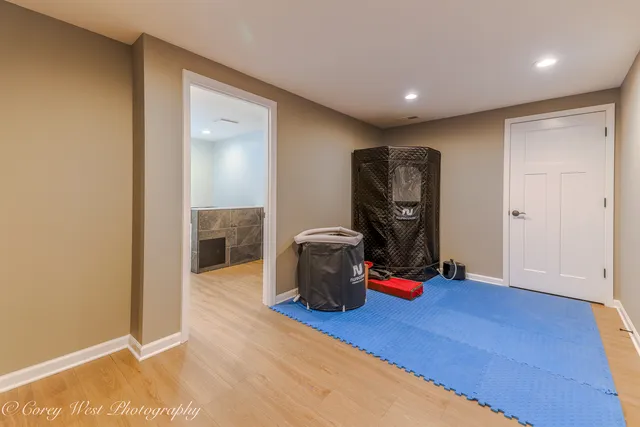 a view of an entryway with workspace