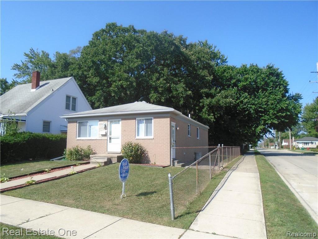 23375 Roxana Avenue Eastpointe, MI 48021 - Photo 1 of 11 DSC04245.JPG