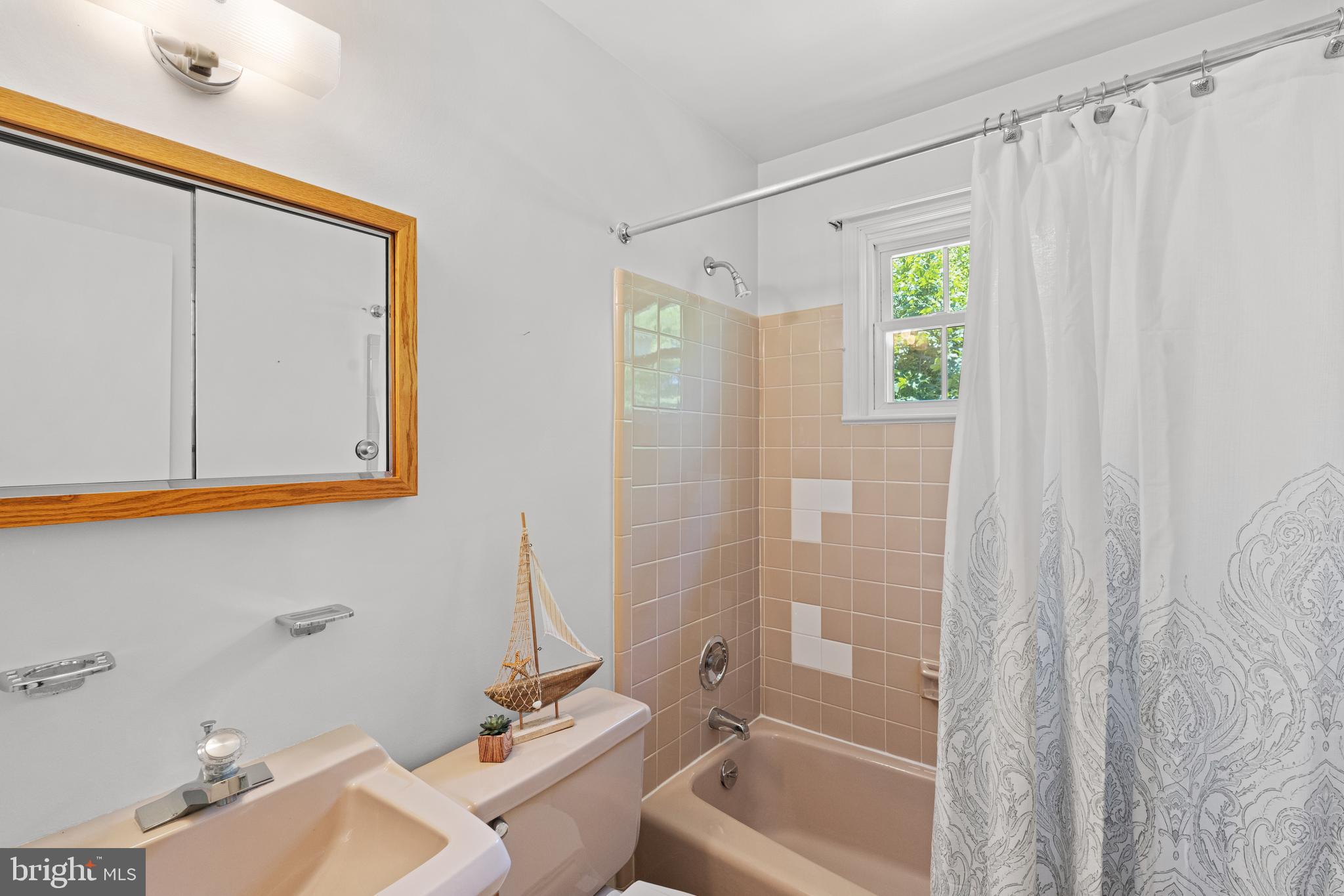 6703 Red Jacket Road Springfield, VA 22152 - Photo 27 of 31 Hall bath with tub- very clean