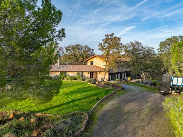 a view of a house with a yard