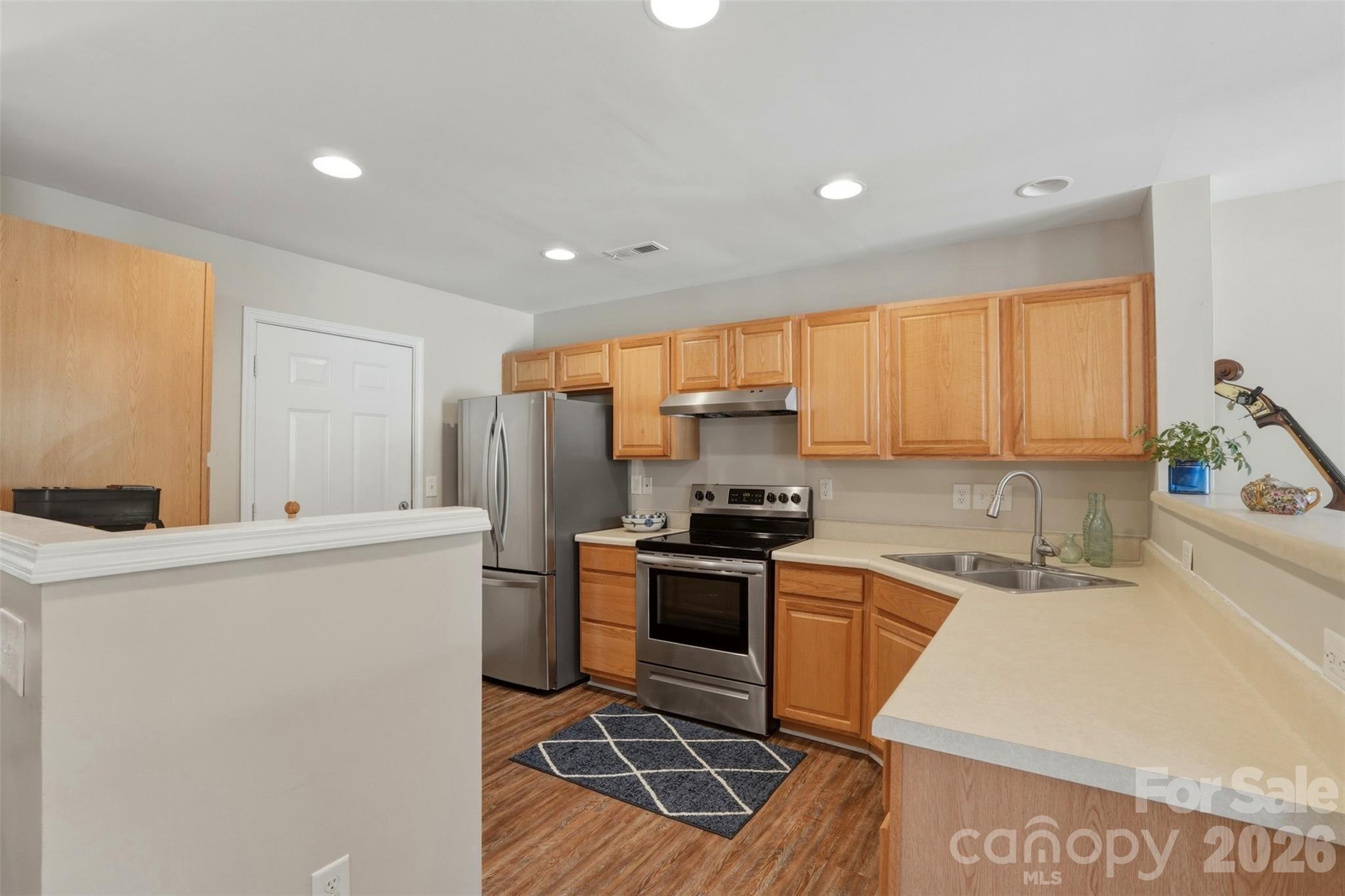 2262 Hanover Drive Fort Mill, SC 29707 - Photo 5 of 26 a kitchen that has a sink and a stove in it