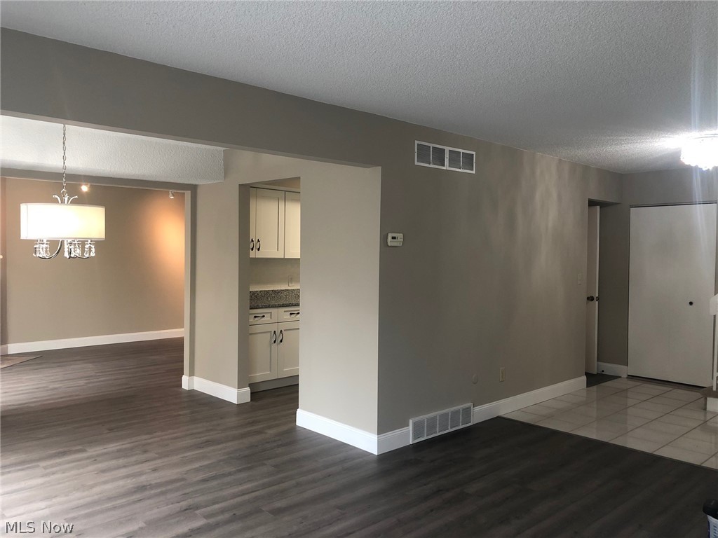 1092 Hampton Ridge Drive Akron, OH 44313 - Photo 3 of 8