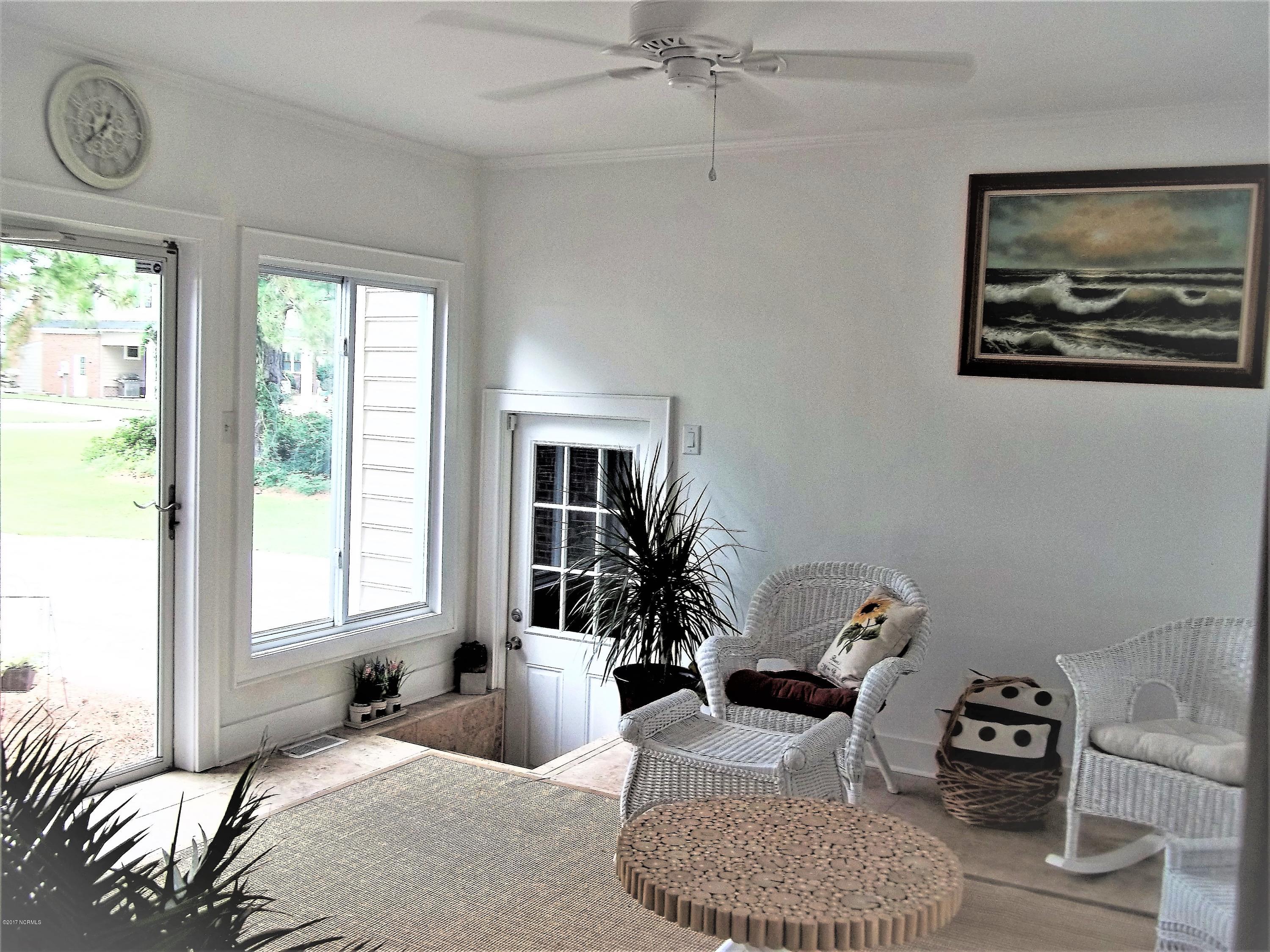 75 River Acres Road Washington, NC 27889 - Photo 16 of 39 Sunroom
