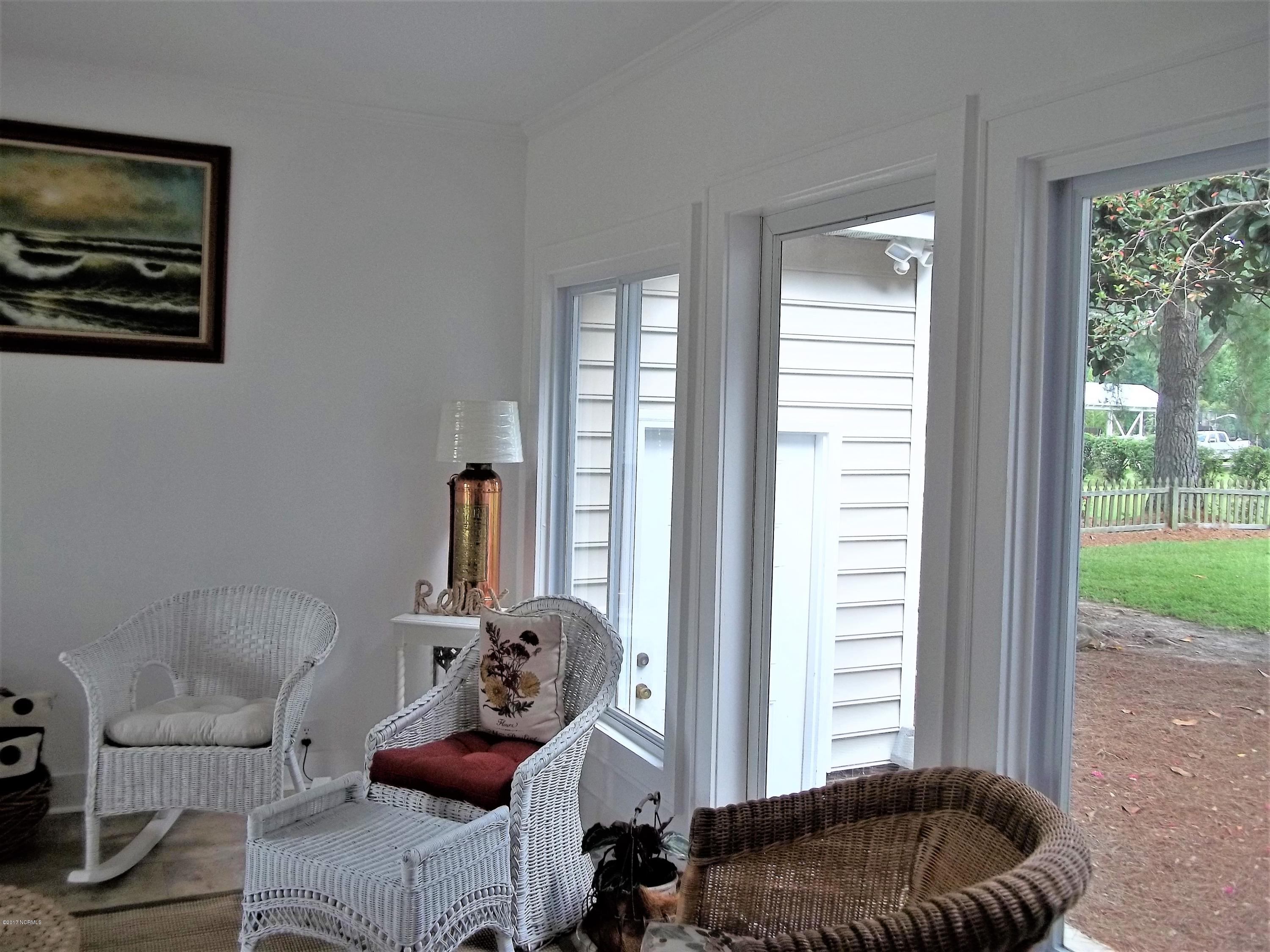 75 River Acres Road Washington, NC 27889 - Photo 17 of 39 Sunroom