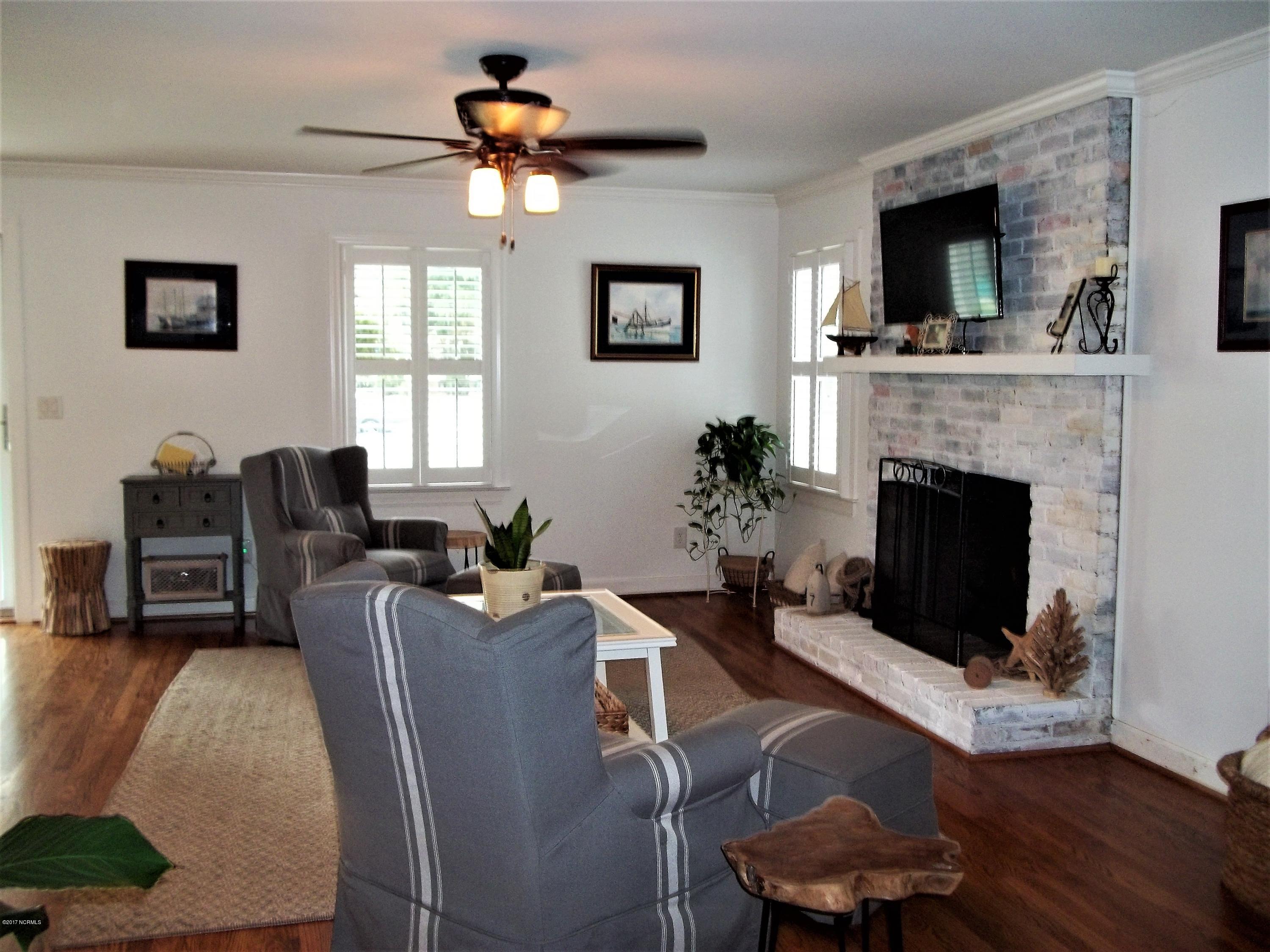 75 River Acres Road Washington, NC 27889 - Photo 7 of 39 Living Room