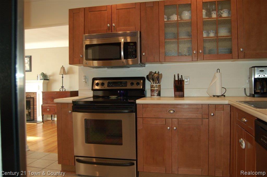 18882 Beverly Road Franklin, MI 48025 - Photo 3 of 25 Cherry Cabinets